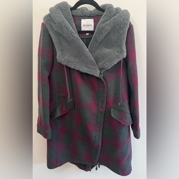 BB Dakota Charcoal and Burgundy Plaid Cape with Faux Fur Collar - Picture 2 of 8